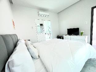 1 Bed with Private Bath Near Airport