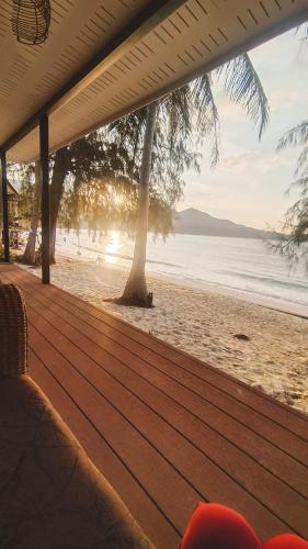 2-Bedroom Beach Front Chaloklum