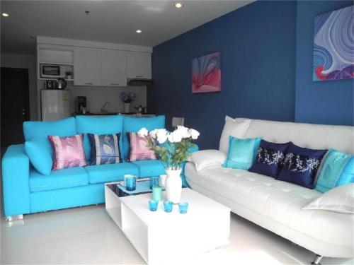 2 Bedrooms Beachfront Apartment in Patong