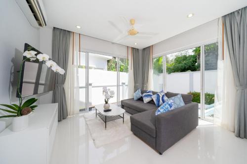 2 Bedrooms Villa in Rawai - v6 t