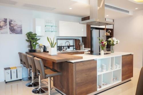 2BR 4Beds Luxury Condo Pool &amp; Fitness