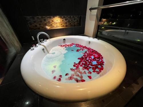 306 Promotion Modern 1 Bedroom Apartment In Bangla Road Patong Beach With Private Jacuzzi &amp; Roof Top