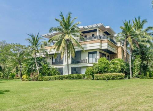 3BR Casa Blanc - Beachfront Home in Laguna &amp; Layan Chom Tawan and Maan Tawan Residences