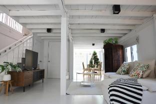3BR White Wooden Cozy Cabin by BTS Ekkamai
