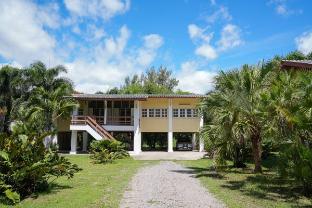 4 Bed Detached house with Sea view by the beach