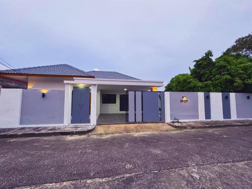 4 Bedroom comfy home walking distance to mall