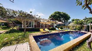 4 Bedroom Grand Villa - 20 seconds walk to beach