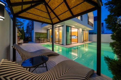 4 bedrooms Light luxury modern villa Large space 15m L-shaped swimming pool Family and friends vacat