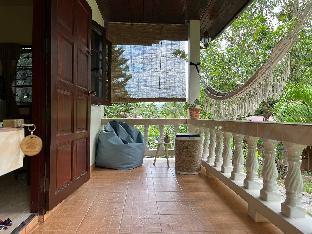 45m, Balcony, King, Full Kitchen, A/C, Enjoy!