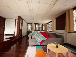 4BR House max 10pax, Near MRT and Local Place