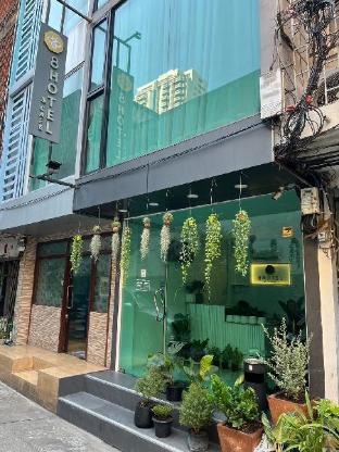 8 Hotel &amp; Cafe