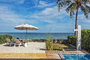 Absolute beachfront-villa with private jacuzzi