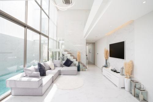 Aesthetic 3 Storey Villa Residence A23, Private Pool, close to Ma Doo Bua Cafe and Laguna