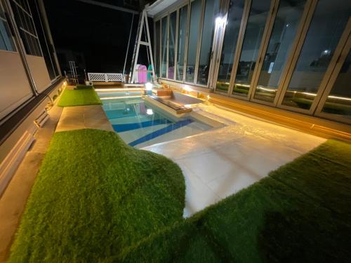 Aiko poolvilla