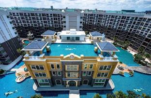 Arcadia Large Swimming Pool in Pattaya City Center