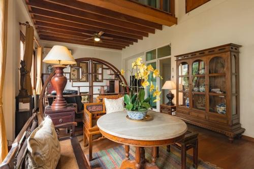 Artisan&#039;s Antique House - Silom
