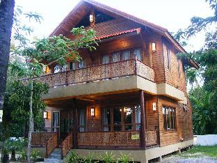 Baan Banyan, Wood house short walk from the beach