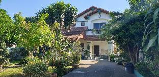 Baan Mee Suk บ้านพักสวนกุหลาบวินเทจ