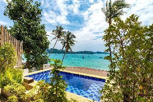 Beachfront 5 Bed apartment with pool &amp; jacuzzi