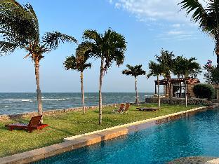 Beachfront apartment w/ 2 pools