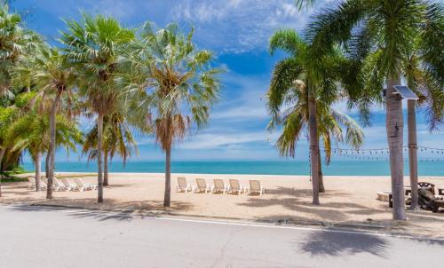 Beachfront Apartment with Balcony, Sea View &amp; Pool View - Cha Am - Hua Hin