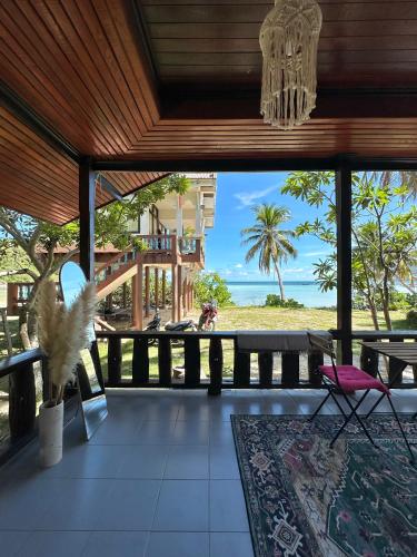 Beachfront house in Chaloklum