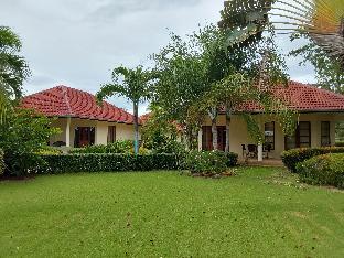 Beautiful bungalow with a communal outdoor pool and 2 km from the sandy beach