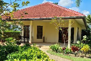 Beautiful bungalow with shared outdoor pool and 2km from the beach