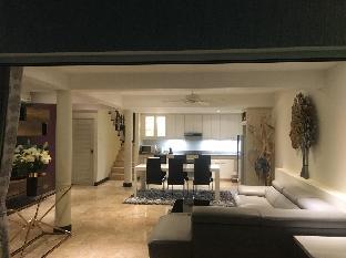 Beautiful villa with stunning views &amp; housekeeper