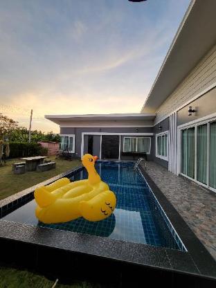 Bee pool villa