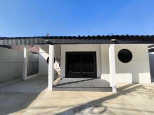 Black House for 2-6 people with EV car charger