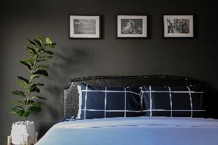 Black Turtle - Panther Room with Shared Bathroom