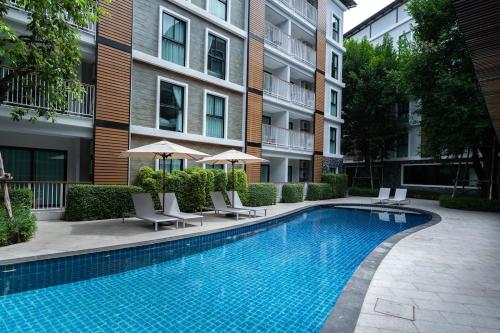 Bright 1BR X413 Desk Pool View