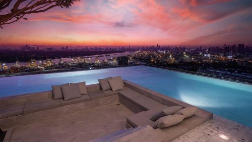 Bright Duplex with Panoramic Views Rooftop Pool and Gym