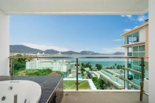 Bright sea view apartment with jacuzzi at Baycliff