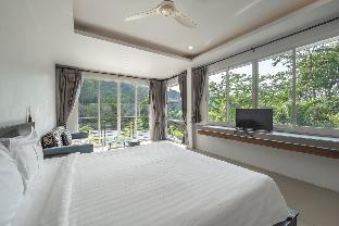 Calm and Spacious Studio View 6