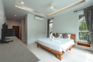 Calm and Spacious Studio View 7