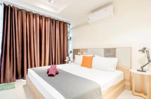 CB&#039;s - Cheap Boutique Bangkok