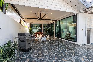 Center 5 Breeze – with Poolside Bliss