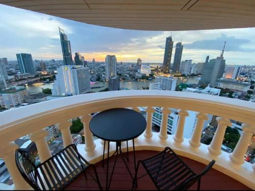 Central Bangkok, 5 stars river view &amp; characteristic decor