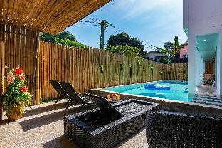 Charming 2-Bed Pool Apartment steps to beach