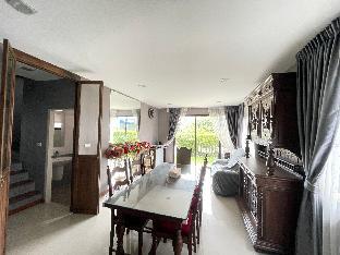 Charming Retreat home with pool minutes to airport