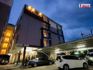 Charoenchit House