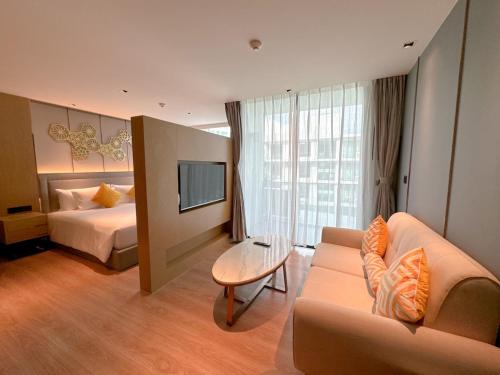 Chic 1BR Apt Pools Shuttle to Nai Harn
