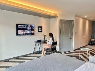 Chic illustrator near iconsiam