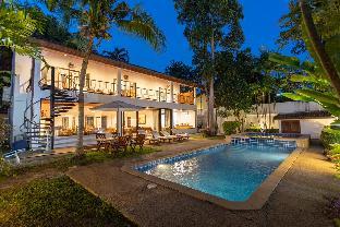 Coconut Palms: huge swimming pool and pool table!