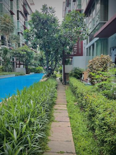 Condo with Pool View &amp; Great Amenities Bangkok