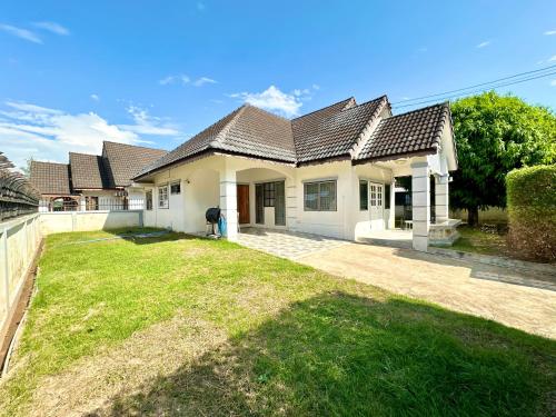 Cozy 3 BR house &amp; green lawn near Airport &amp; Old town