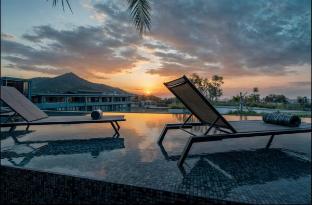 *Cozy Top Floor Stay w/ Rooftop Pool View C142