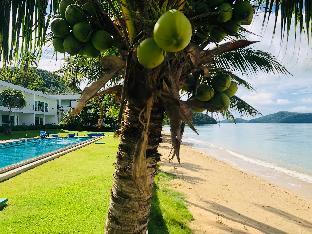 D-Lux beachfront 4 bed apartment with sea view